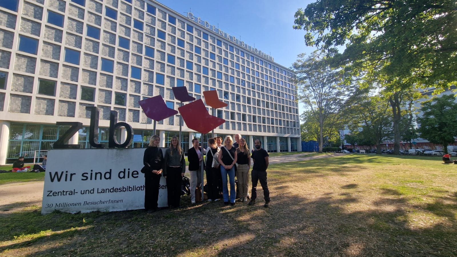 Gruppenfoto mit ZLB im Hintergrund